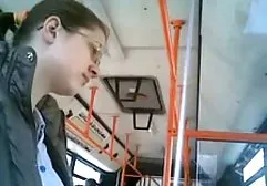 نحيل الكلبة تظهر لنا جميع الثقوب لها سكس عربي بالعربي